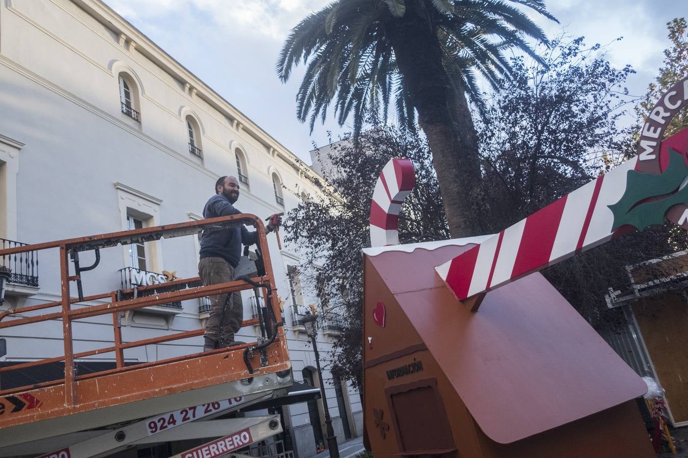 Fotos: El Paseo de San Francisco de Badajoz se preprara para la Navidad