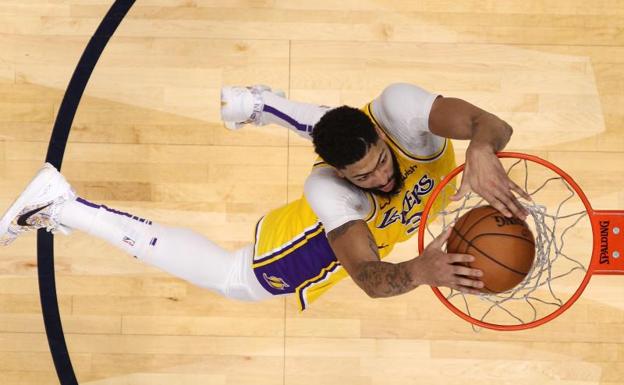 Anthony Davis machaca el aro durante el partido de los Lakers ante los Pelicans. 