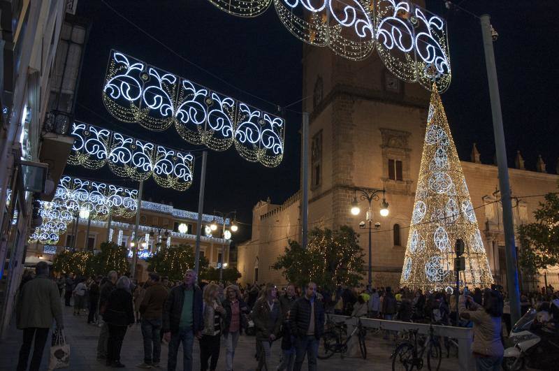 El Mercado Navideño del Paseo de San Francisco y la Nochevieja infantil en horario matinal y la nocturna con las 'uvas de la suerte' y una disco-móvil son los principales atractivos del programa de la Navidad 2019. 
