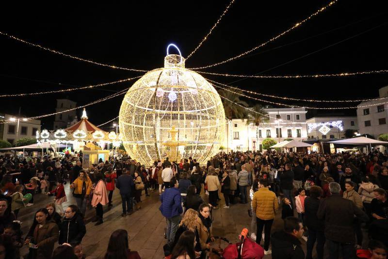 La iluminación extraordinaria se ha activado tras un acto en la plaza de España que ha contado con música en directo 