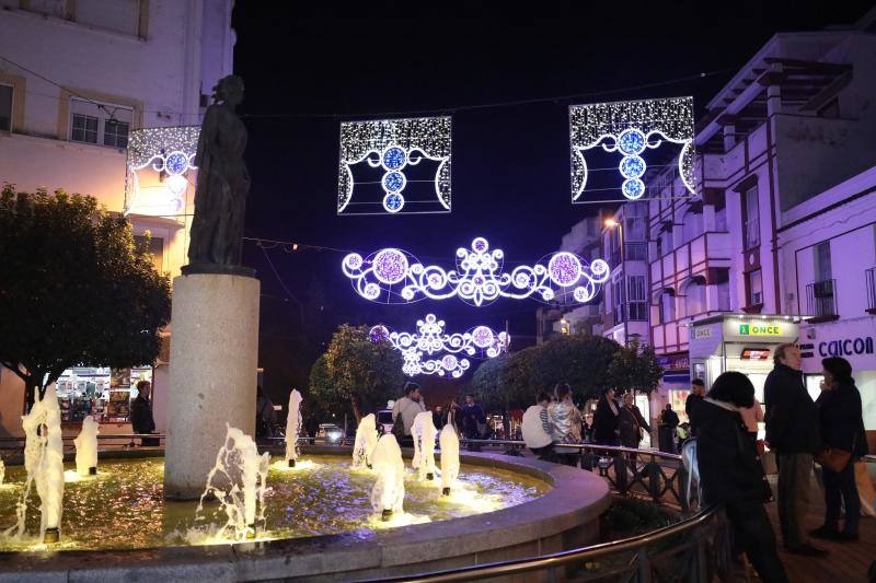 La iluminación extraordinaria se ha activado tras un acto en la plaza de España que ha contado con música en directo 