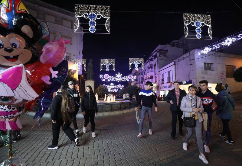 La iluminación extraordinaria se ha activado tras un acto en la plaza de España que ha contado con música en directo 