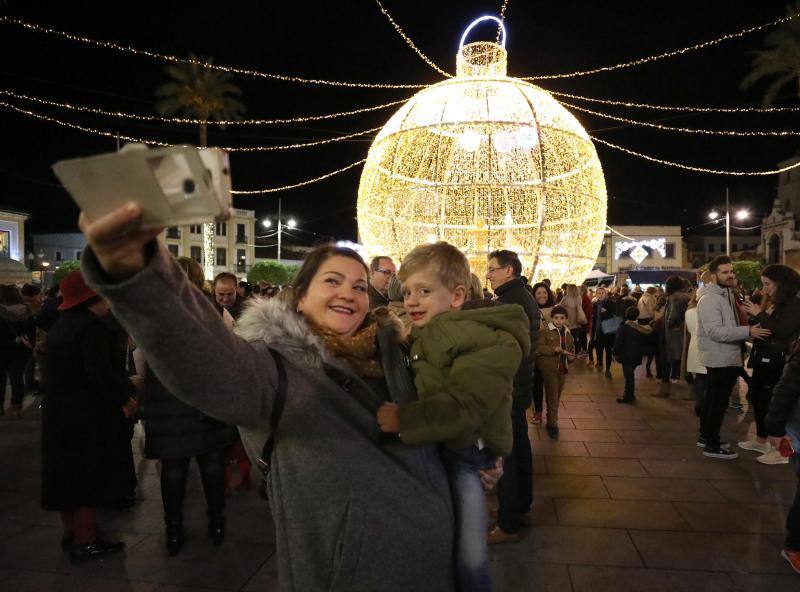 La iluminación extraordinaria se ha activado tras un acto en la plaza de España que ha contado con música en directo 