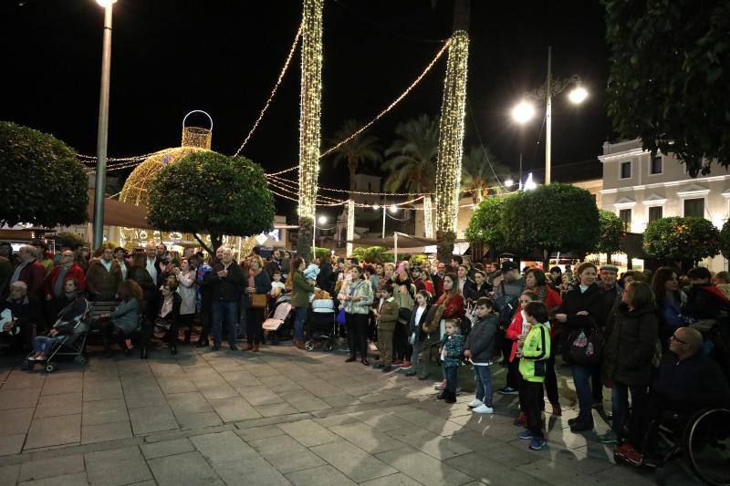 La iluminación extraordinaria se ha activado tras un acto en la plaza de España que ha contado con música en directo 