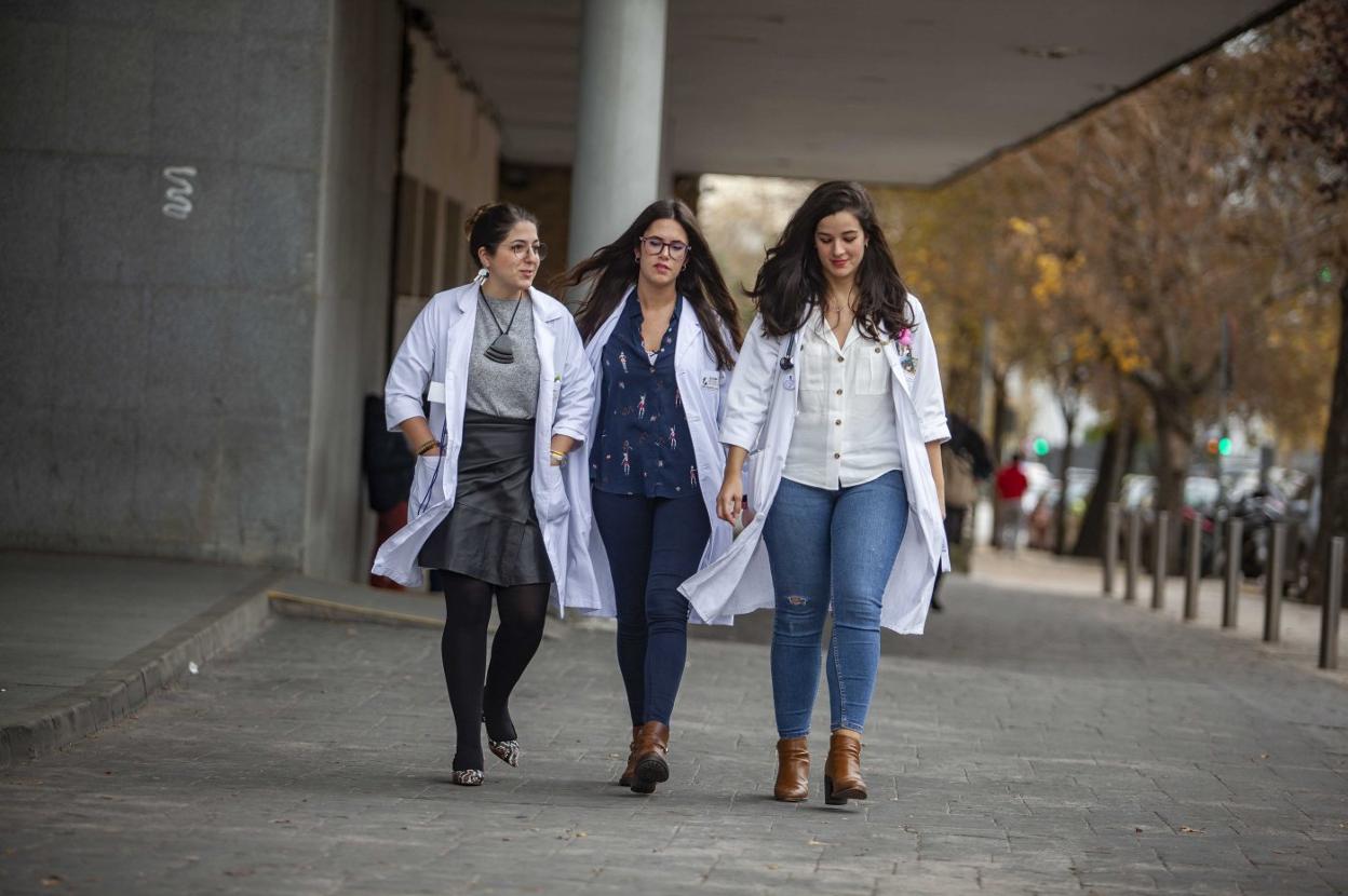 Irene Rodríguez, Alba Barquero y Carmen Cabello en los alrededores del hospital San Pedro de Alcántara. :: JORGE REY