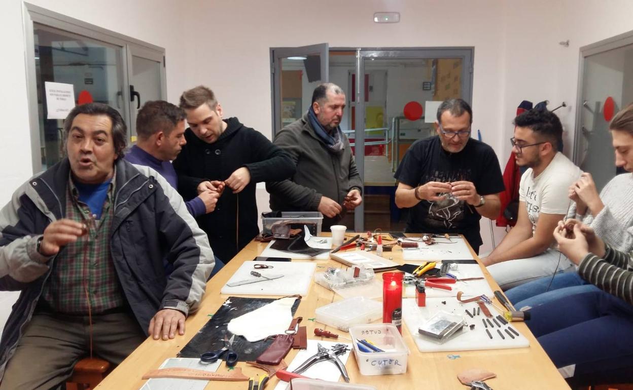 El Espacio para la Creación Joven acoge un taller para elaborar detalles con cuero