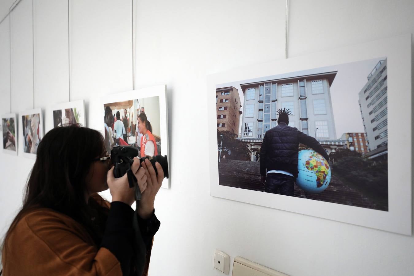Fotos: El patio de la Asamblea de Extremadura acoge la exposición &#039;La revelación de la empatía&#039;