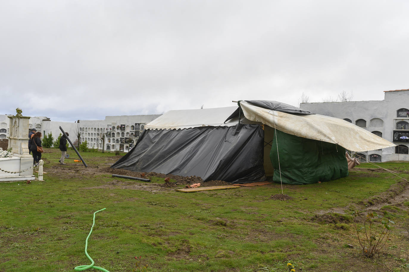 Las fosas están debajo de la carpa.