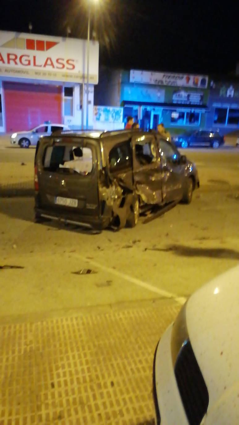 Fotos: Un conductor ebrio resulta herido en Plasencia al embestir a un vehículo en el que viajaban un hombre y su mujer embarazada