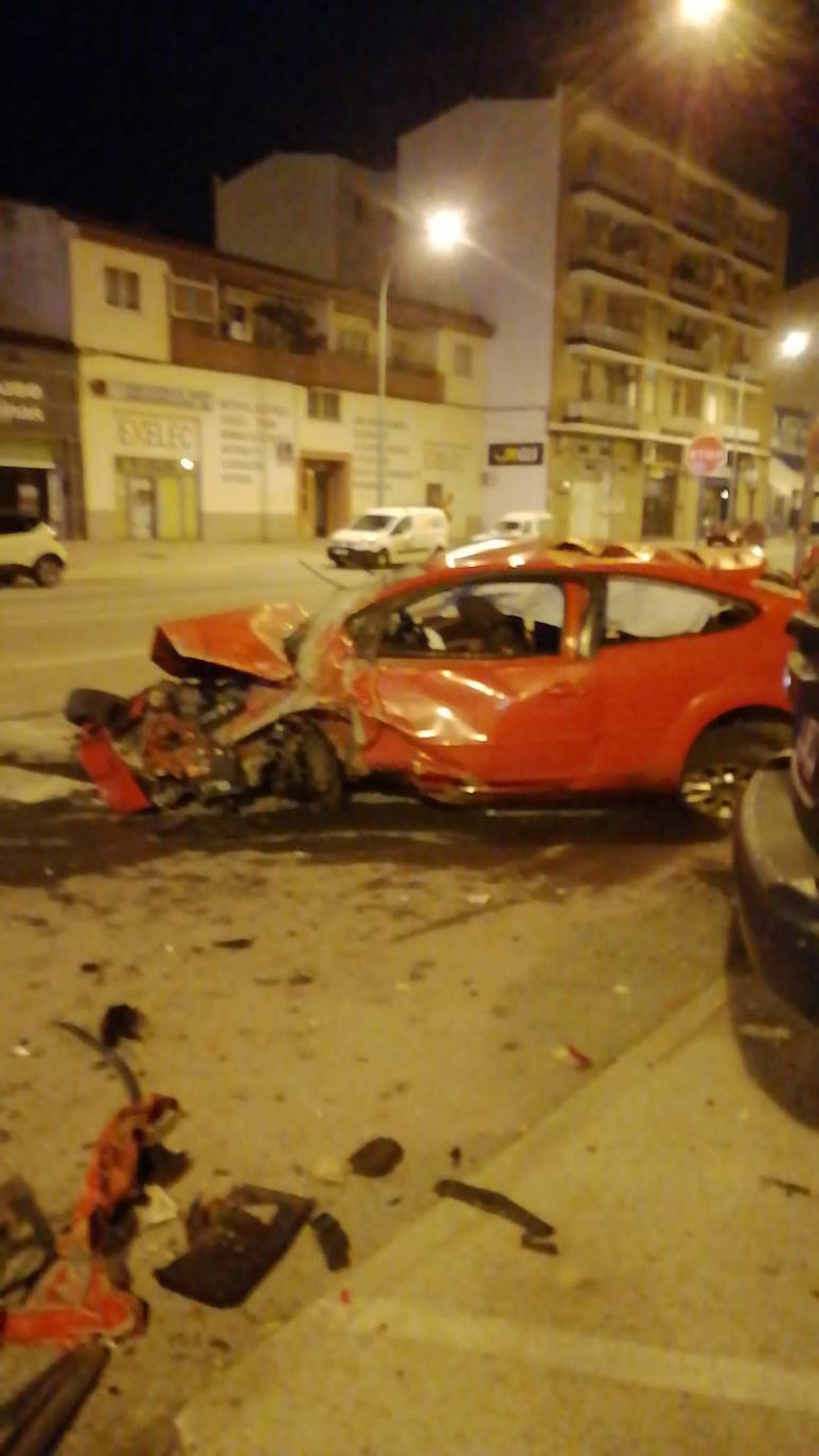 Fotos: Un conductor ebrio resulta herido en Plasencia al embestir a un vehículo en el que viajaban un hombre y su mujer embarazada