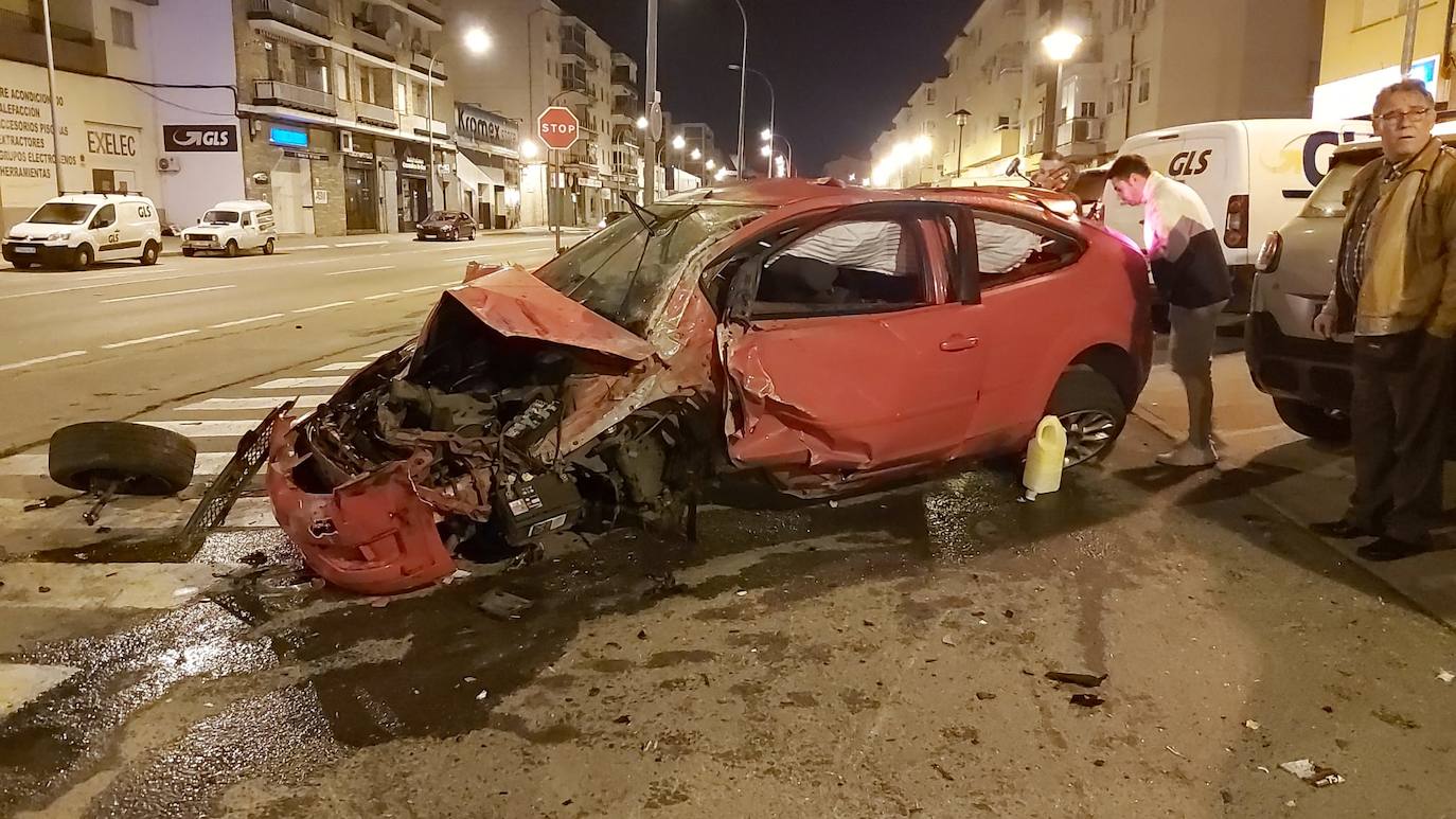 Fotos: Un conductor ebrio resulta herido en Plasencia al embestir a un vehículo en el que viajaban un hombre y su mujer embarazada