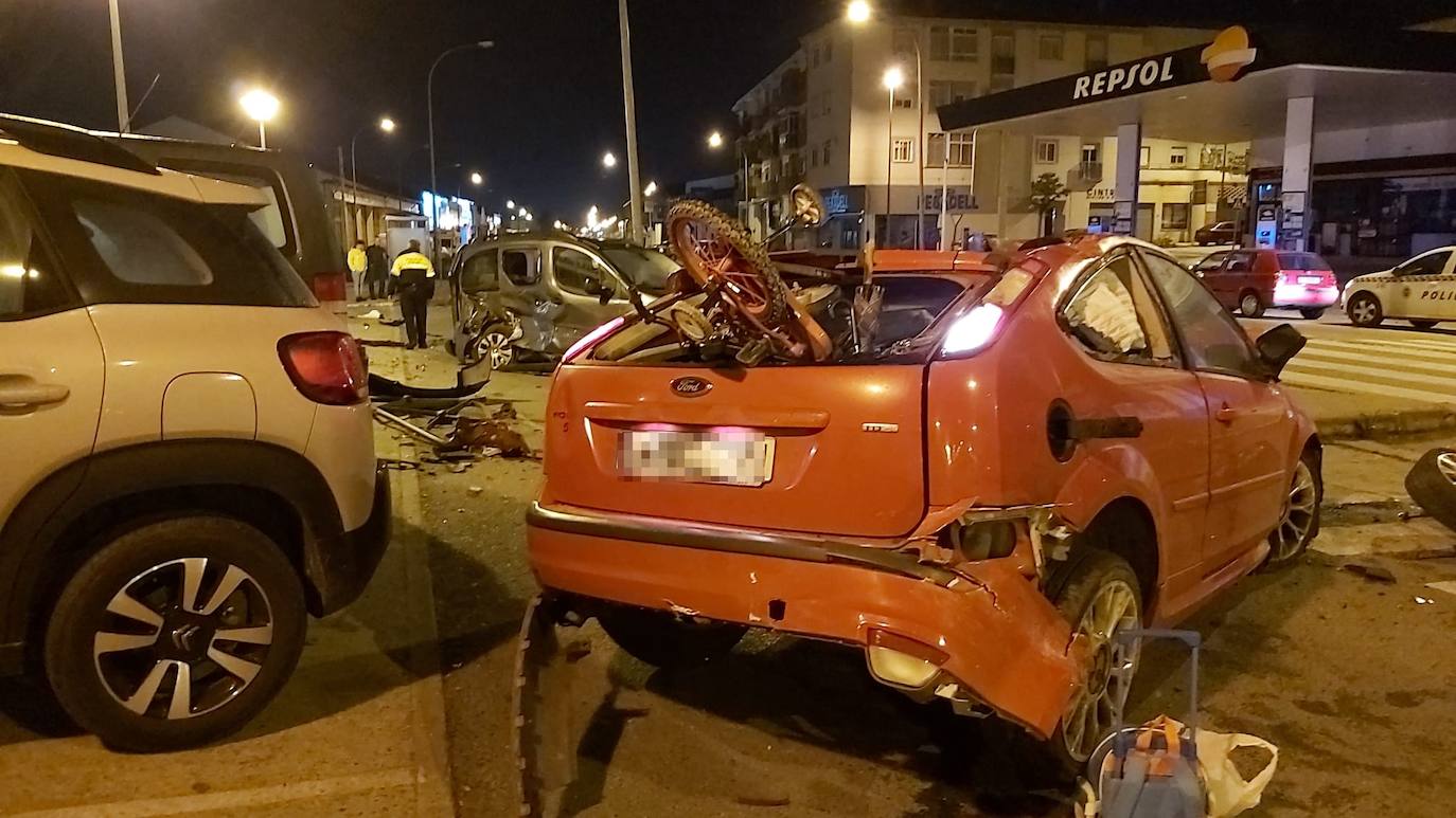 Fotos: Un conductor ebrio resulta herido en Plasencia al embestir a un vehículo en el que viajaban un hombre y su mujer embarazada