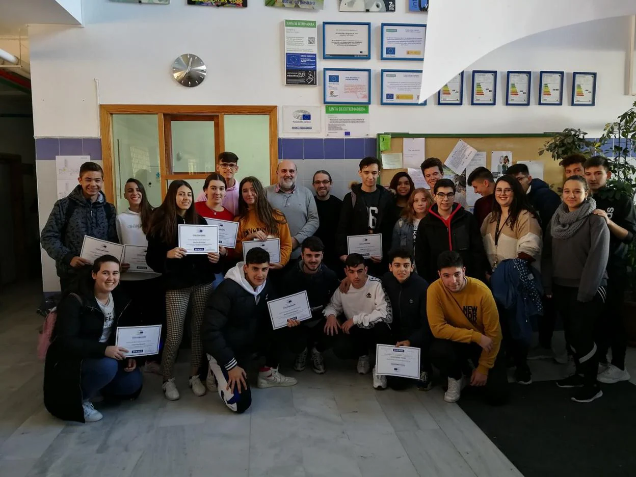 Alumnos del IES San José muestran sus diplomas. :: HOY