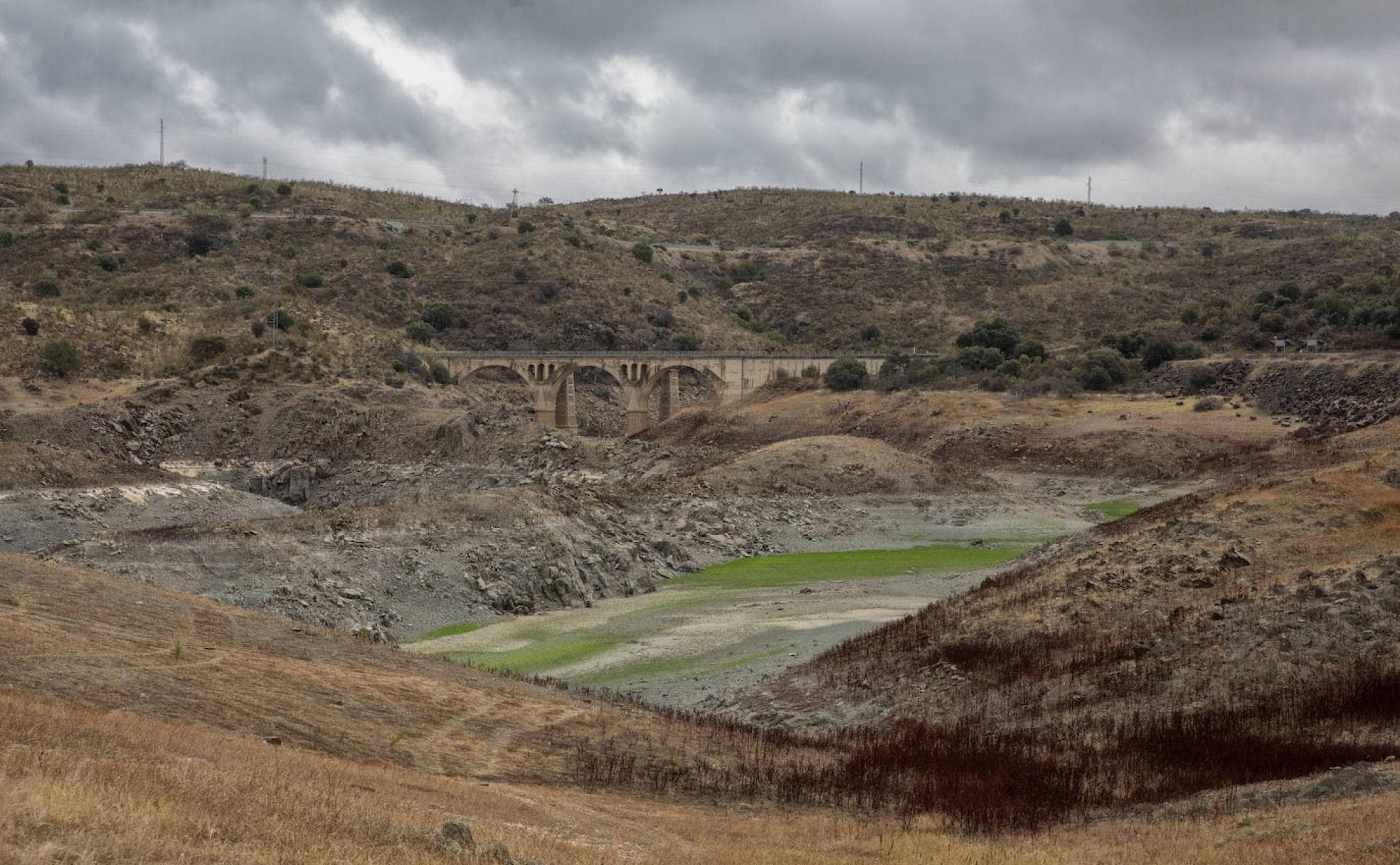 El embalse de Alcántara en octubre de 2019, cerca de la localidad cacereña de Garrovillas de Alconétar, con niveles de agua muy por debajo de lo normal.