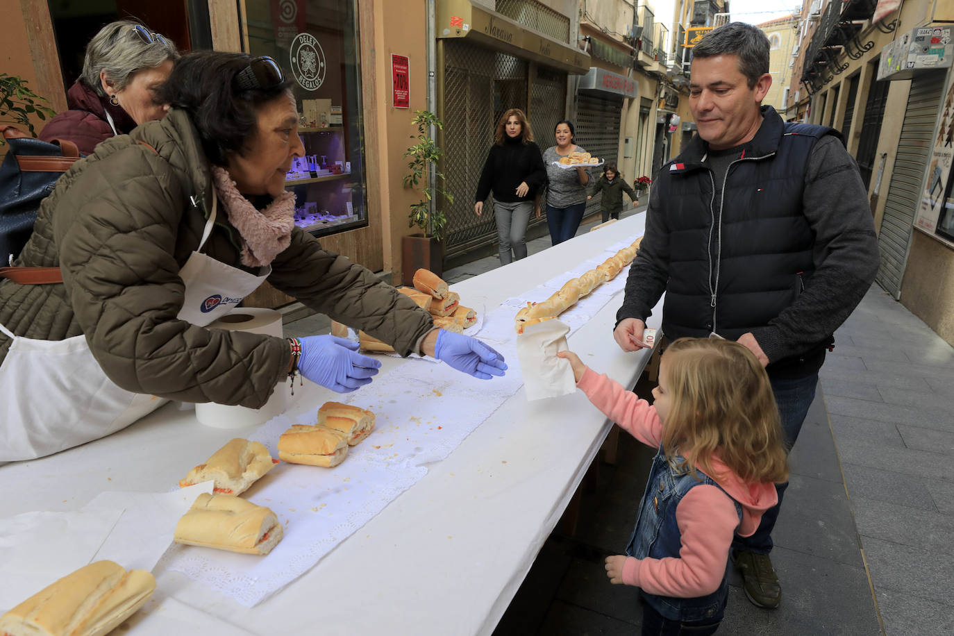 Fotos: Bocadillo gigante de patatera en la calle Moret de Cáceres