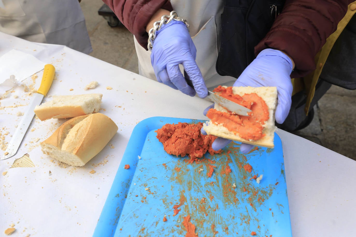 Fotos: Bocadillo gigante de patatera en la calle Moret de Cáceres