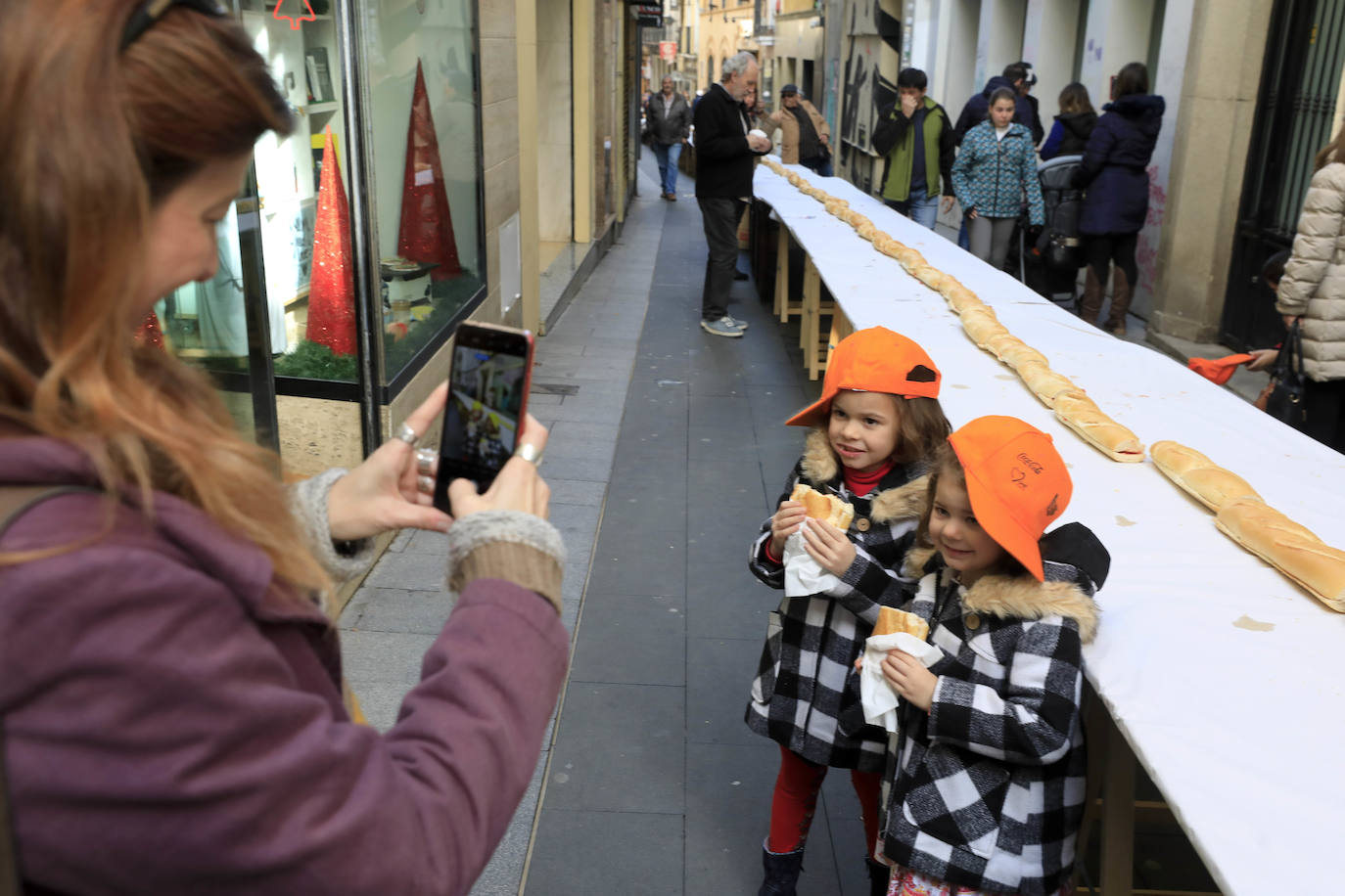 Fotos: Bocadillo gigante de patatera en la calle Moret de Cáceres