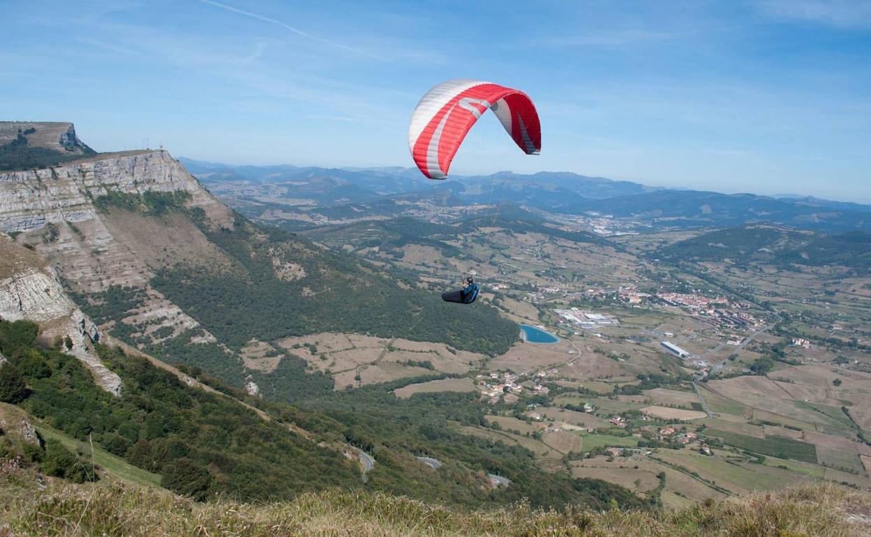 Una persona practicando parapente.