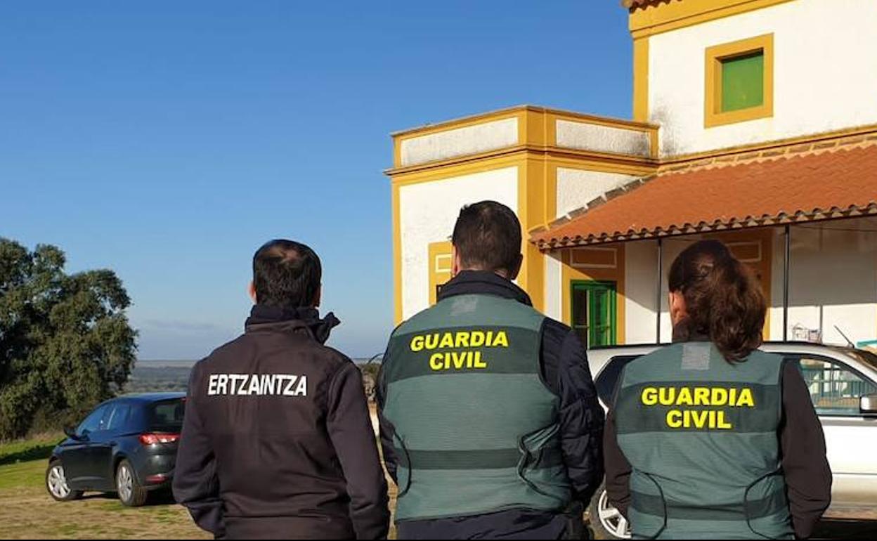 Agente de la Ertzaintza y miembros de la Guardia Civil en el cortijo de Aljucén:. HOY