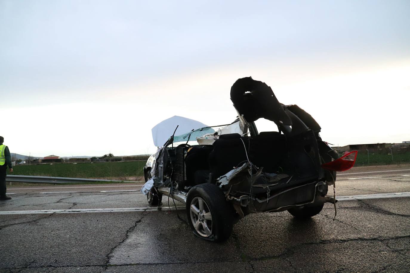 Un camión pierde el contenedor en la EX-206 a causa del viento y cae sobre un turismo