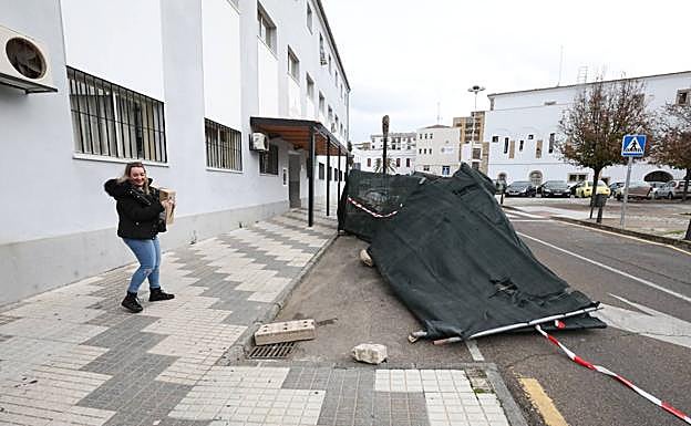 El viento ha tirado con vallas de una obra en Mérida. 