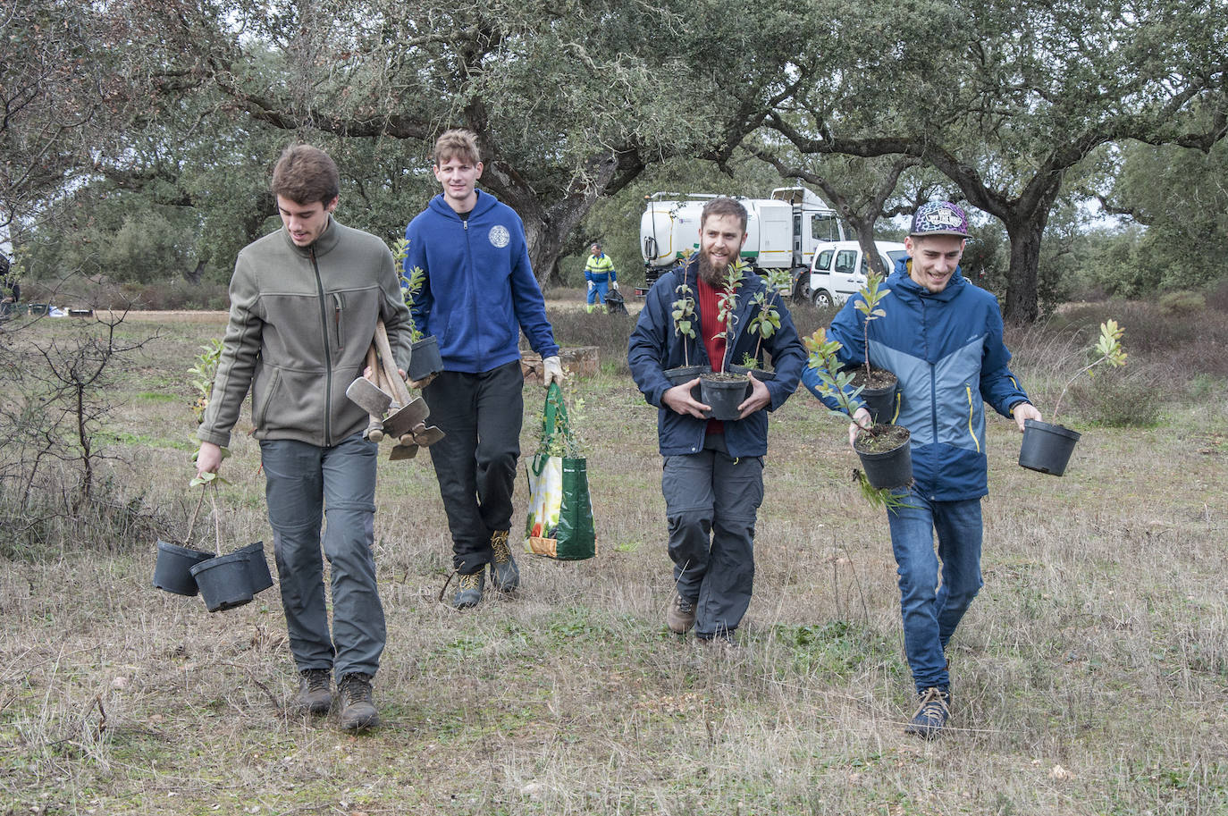 El lugar elegido en Badajoz para reforestar fue la parte alta del parque que perdió siete hectáreas en el incendio de 2017