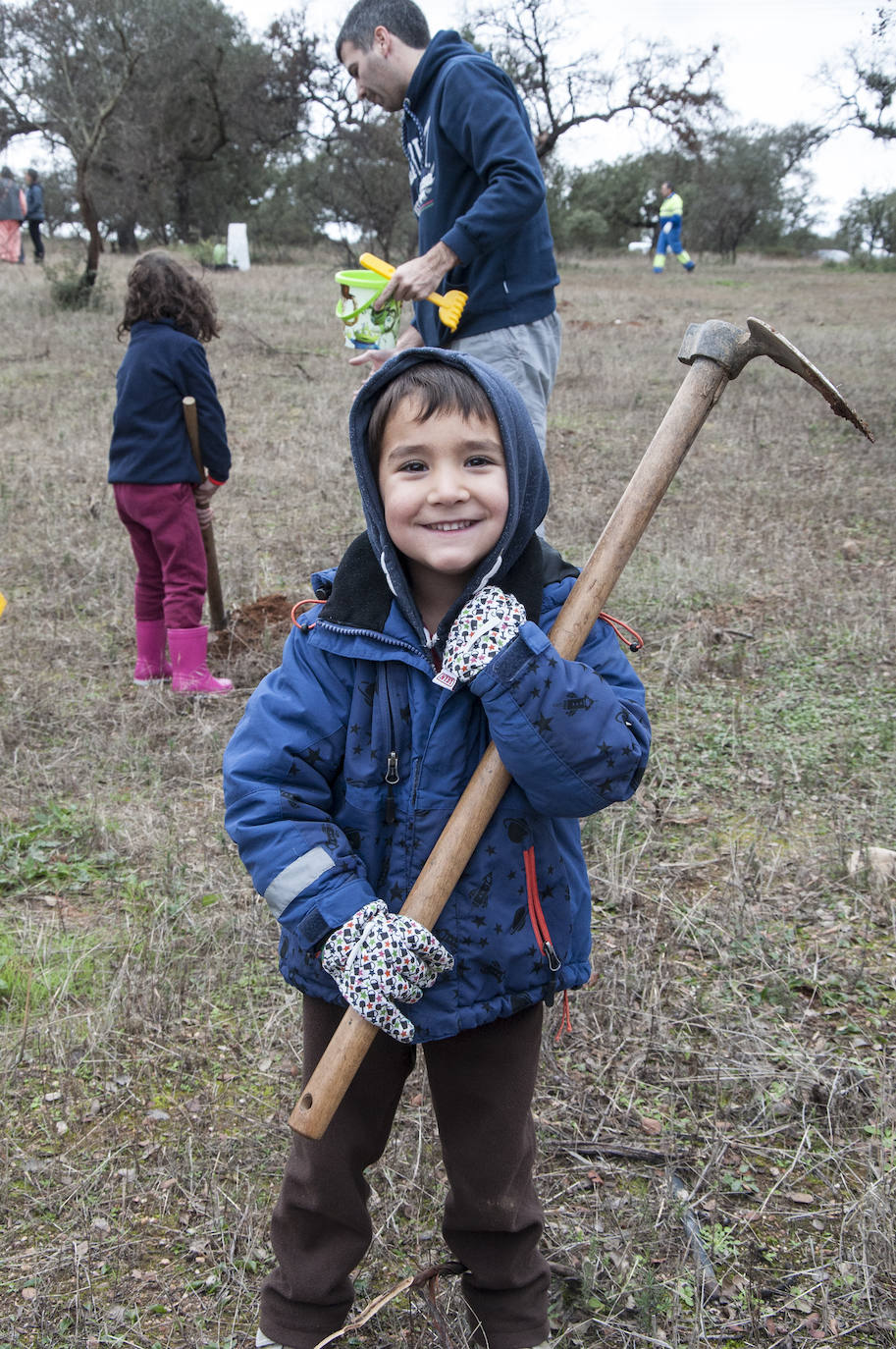 El lugar elegido en Badajoz para reforestar fue la parte alta del parque que perdió siete hectáreas en el incendio de 2017