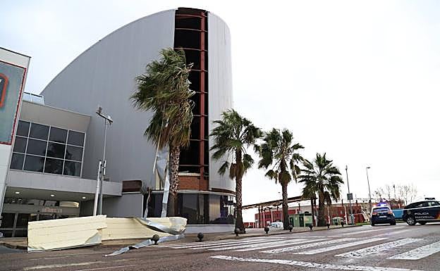 Parte del revestimiento del centro de ocio Las Cumbres de Don Benito se desprende por el viento