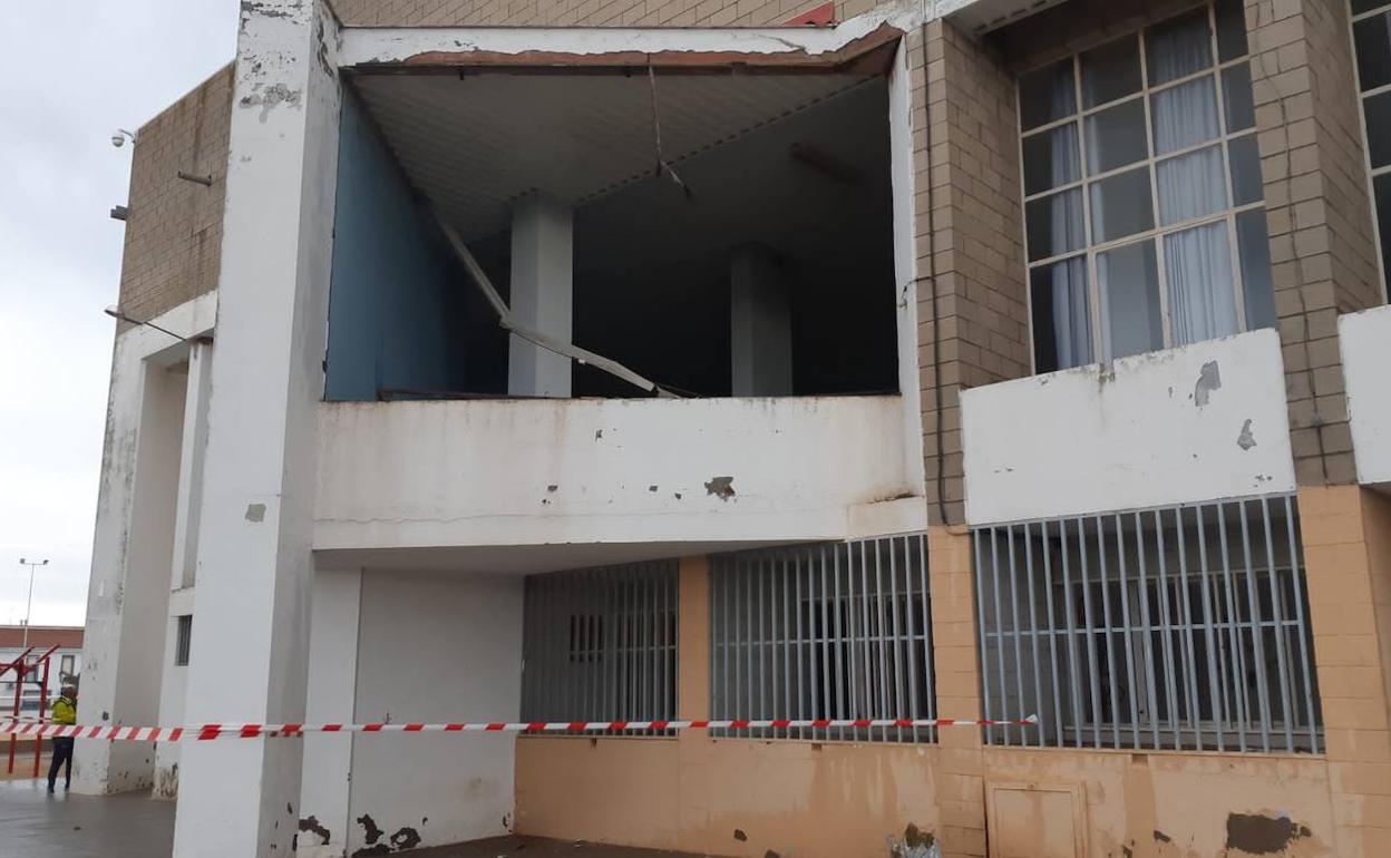 La estructura de cristal del pabellón La Encina de Guareña se desploma con el viento