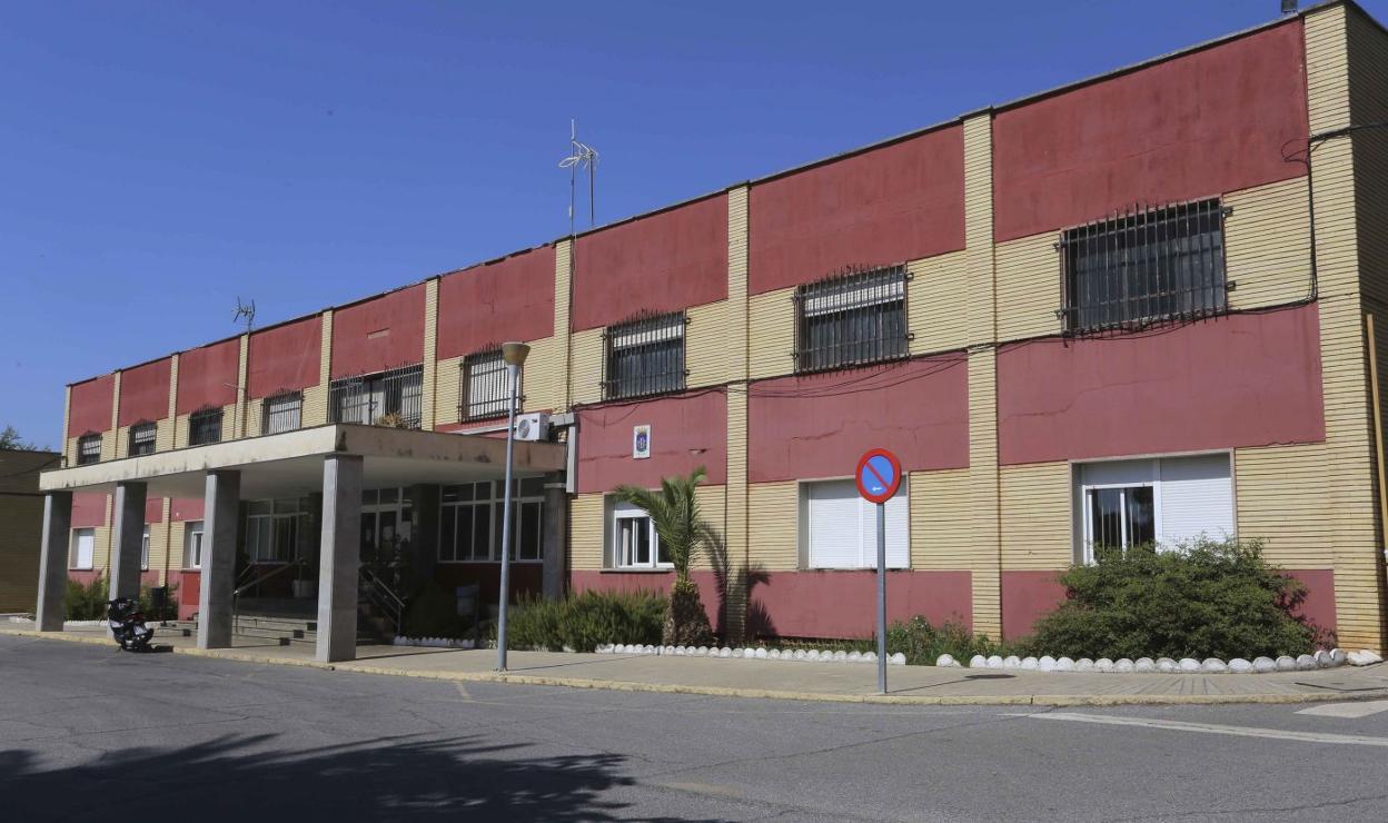 Fachada del centro sociosanitario de Mérida. :: J.M. MORENO