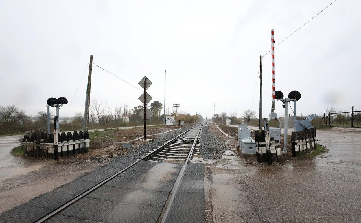 Paso a nivel en la estación de Aljucén, uno de los que será suprimido. 