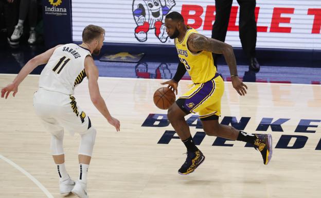 LeBron James trata de superar a Domantas Sabonis en el partido jugado en el Bankers Life Fieldhouse. 