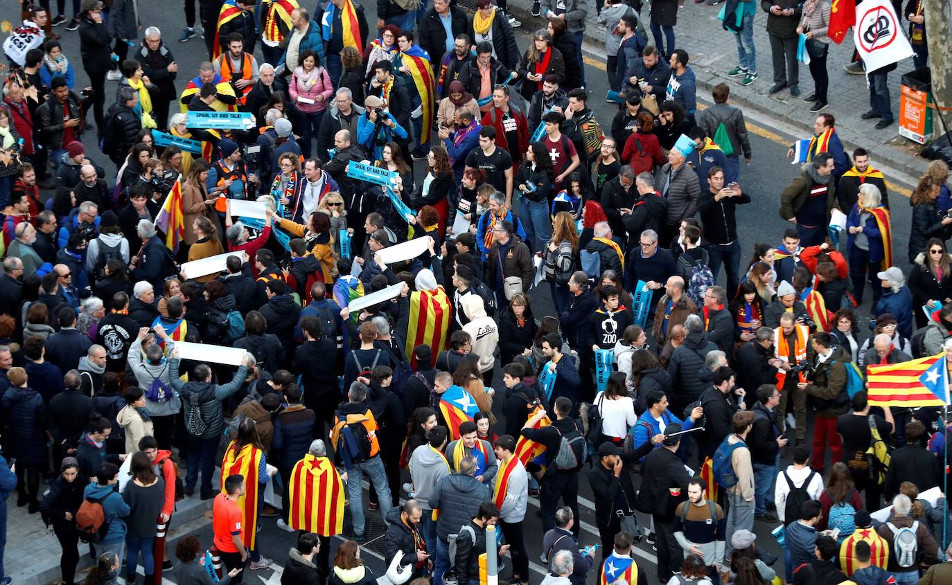 Los manifestantes llevan pancartas reivindicativas y banderas republicanas.