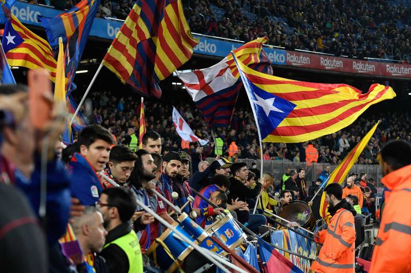 Aficionados del Barça portan esteladas en el Camp Nou.