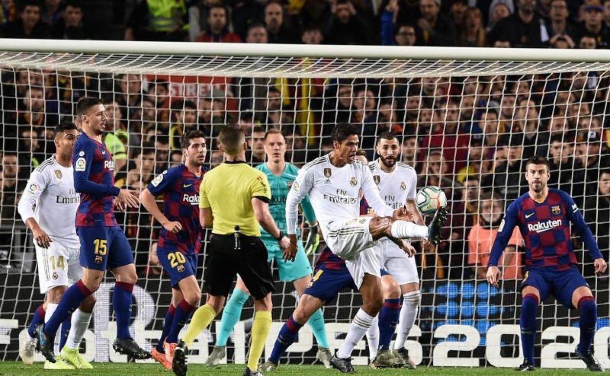 Varane, protagonista de los dos penaltis reclamados por el Real Madrid, en una acción del clásico. 