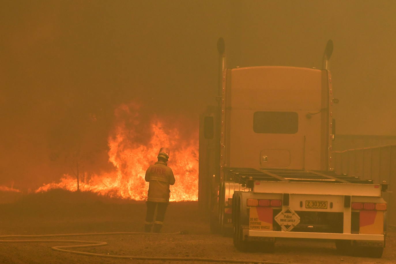 Un bombero vigila el fuego en Tahmoor, a 100 kilómetros de Sidney