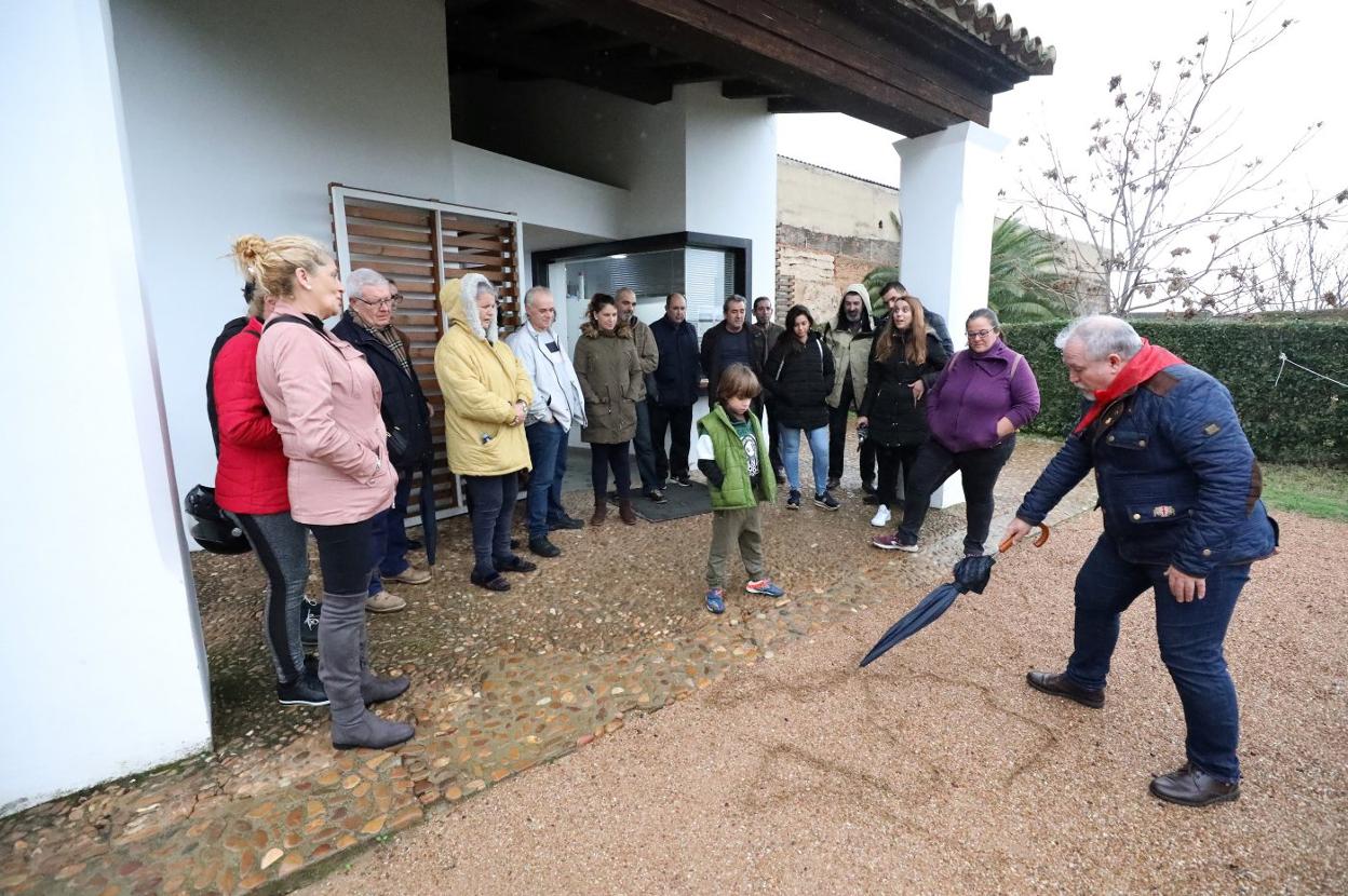 El narrador, Jaime Ruiz Peña, ofrece unas explicaciones antes de entrar en el centro de interpretación de Santa Eulalia. :: brígido