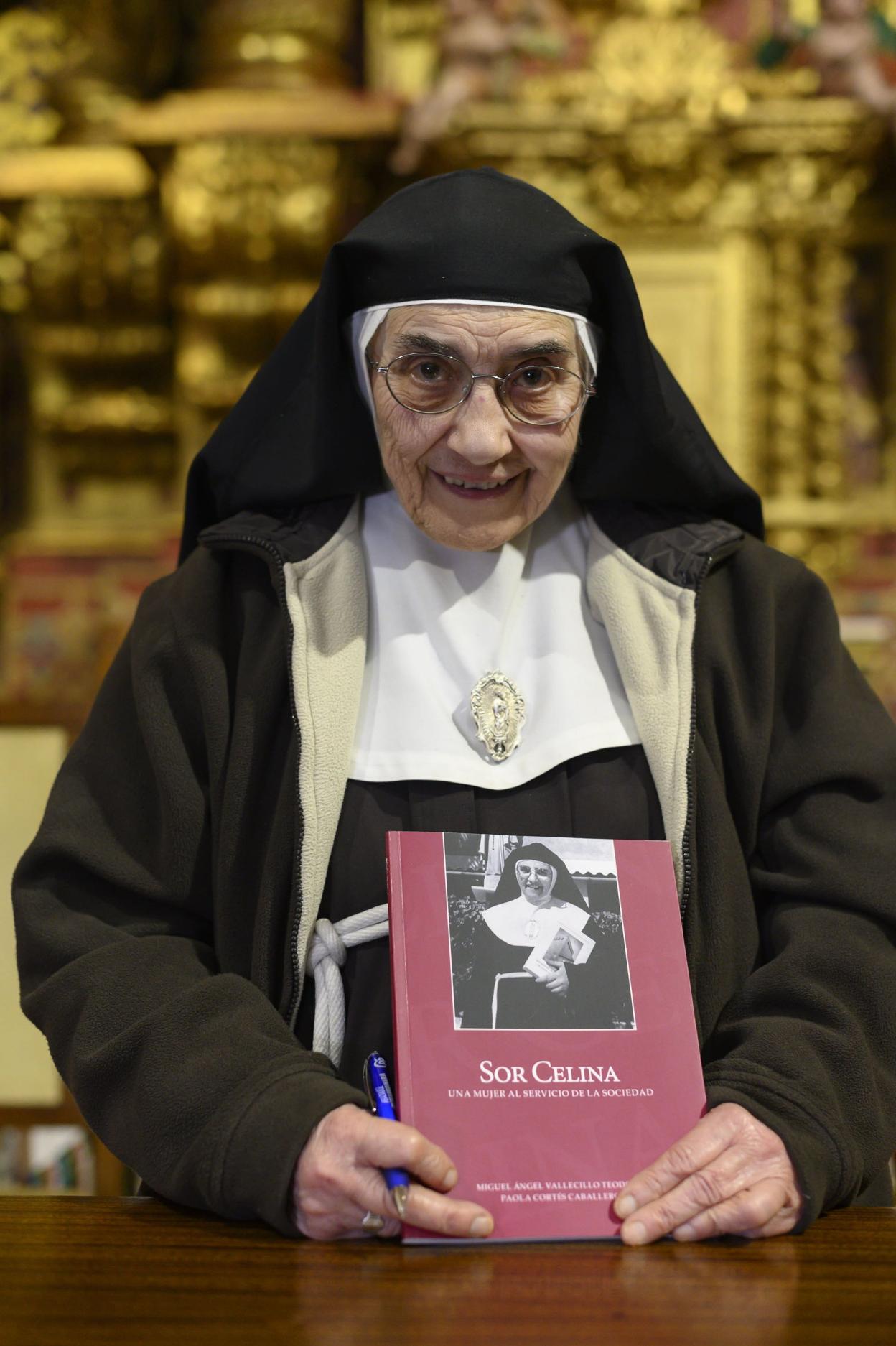 Sor Celina, en la iglesia del Real Monasterio de Santa Ana, con el libro sobre su biografía. :: j. v. arnelas