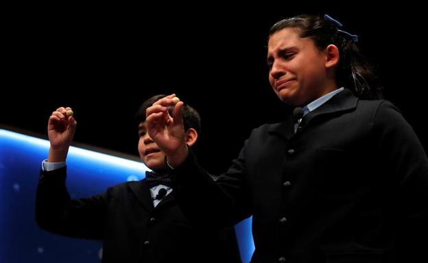 La niña Nerea Pareja que, junto a su compañero del colegio de San ildefonso Alfonso Dávalos (i).