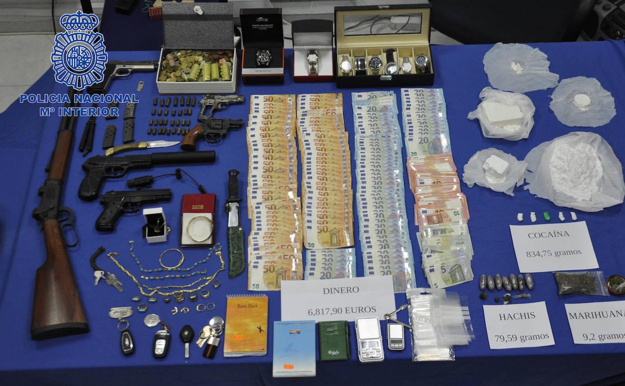 Parte de la droga, el dinero y las armas intervenidas en Almendralejo.