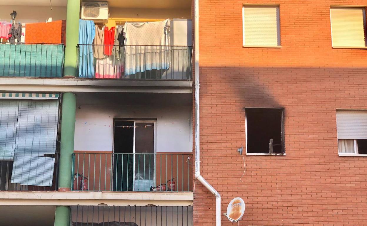 Exterior de la vivienda en la que se ha registrado el incendio.