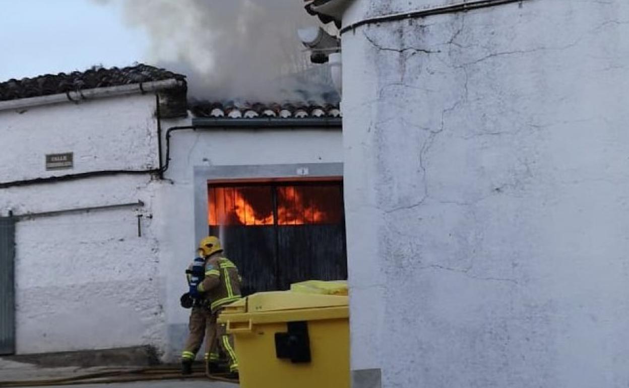Bomberos de Plasencia sofocan un incendio en la cochera de una casa de ...