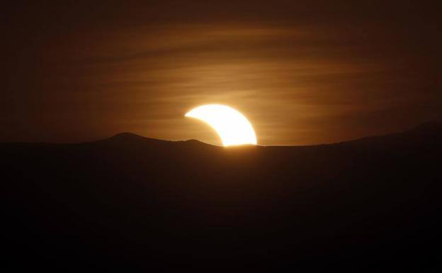 Vista del esclipse solar en Yemen.:. EFE/EPA