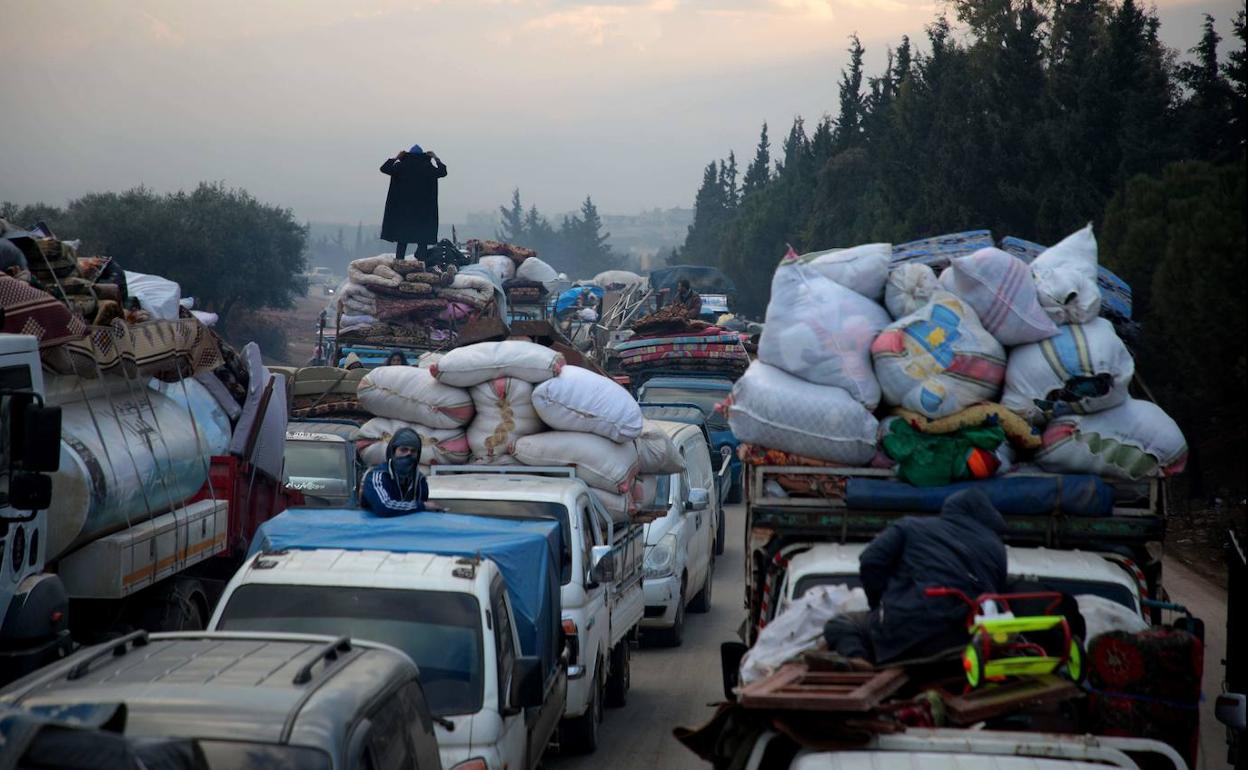 Colas de vehículos en Hazano, a unos 20 kilómetros al noroeste de Idlib, se dirigen hacia Turquía mientras se intensifican los bombardeos.
