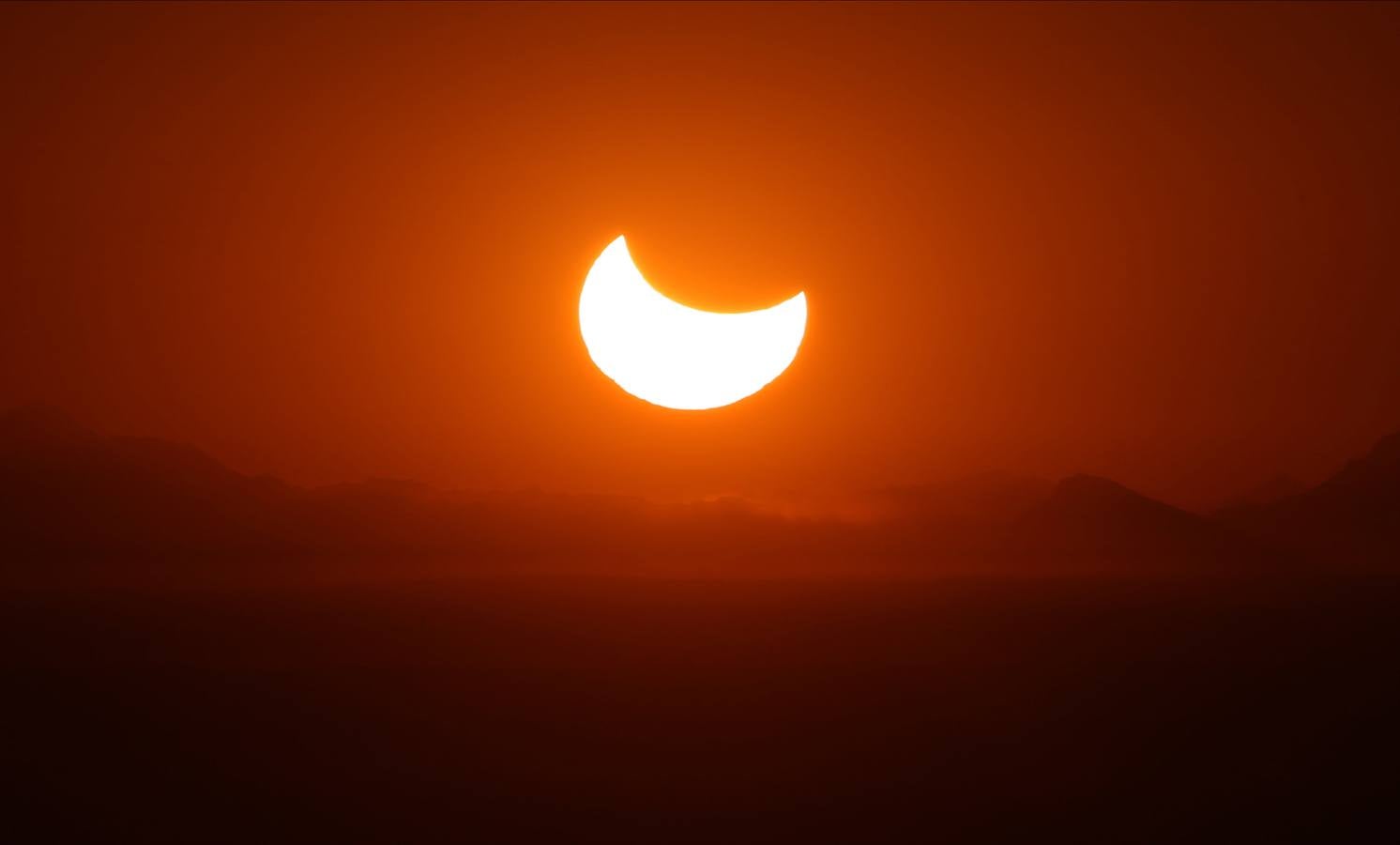 Fotos: Eclipse solar en los Emiratos Arabes Unidos