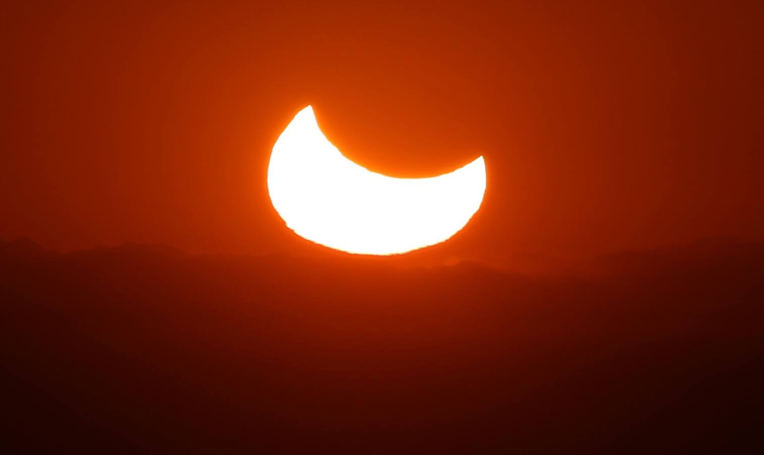 Fotos: Eclipse solar en los Emiratos Arabes Unidos
