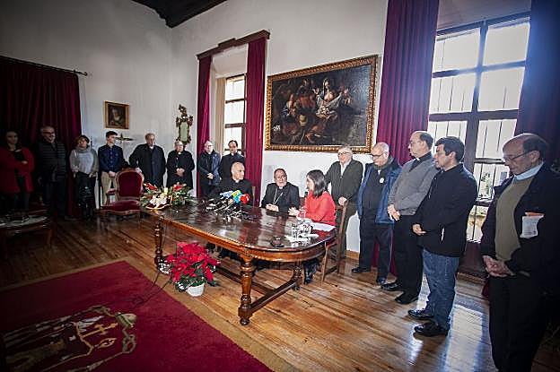 El recién nombrado arzobispo, Francisco Cerro, en la rueda de prensa que ofreció ayer rodeado de sus colaboradores de confianza. :: JORGE REY