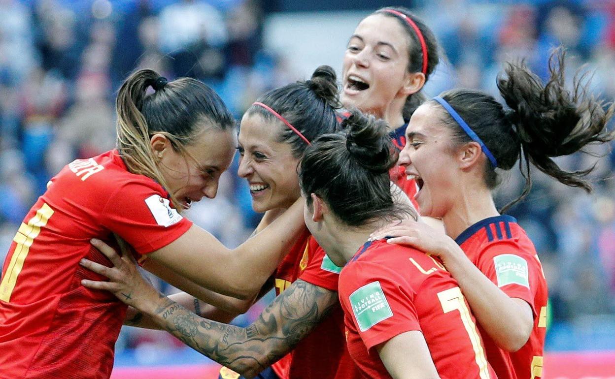 Las jugadoras de la selección española celebran un gol en el Mundial de Francia, en el que dejaron una gran imagen.