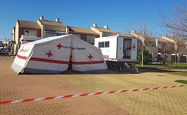 Imagen principal - Centro Móvil de Operaciones de Cruz Roja Extremadura y medios de la Guardia Civil participantes en la búsqueda. Helicóptero sobrevolando Balboa: HOY/ ISABEL REDONDO