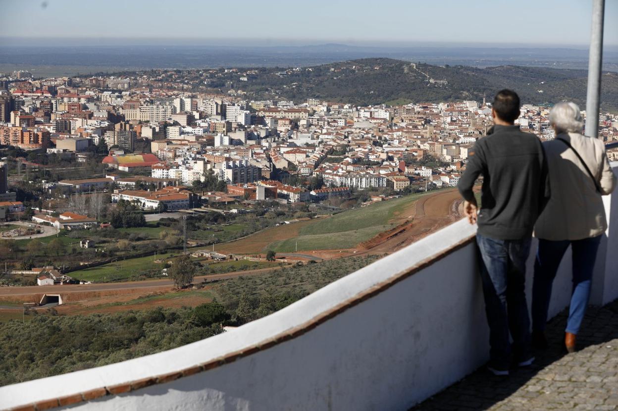 Dos personas contemplan el tramo de la Ribera y la ciudad de fondo desde el mirador del Santuario de la Montaña. :: l. cordero